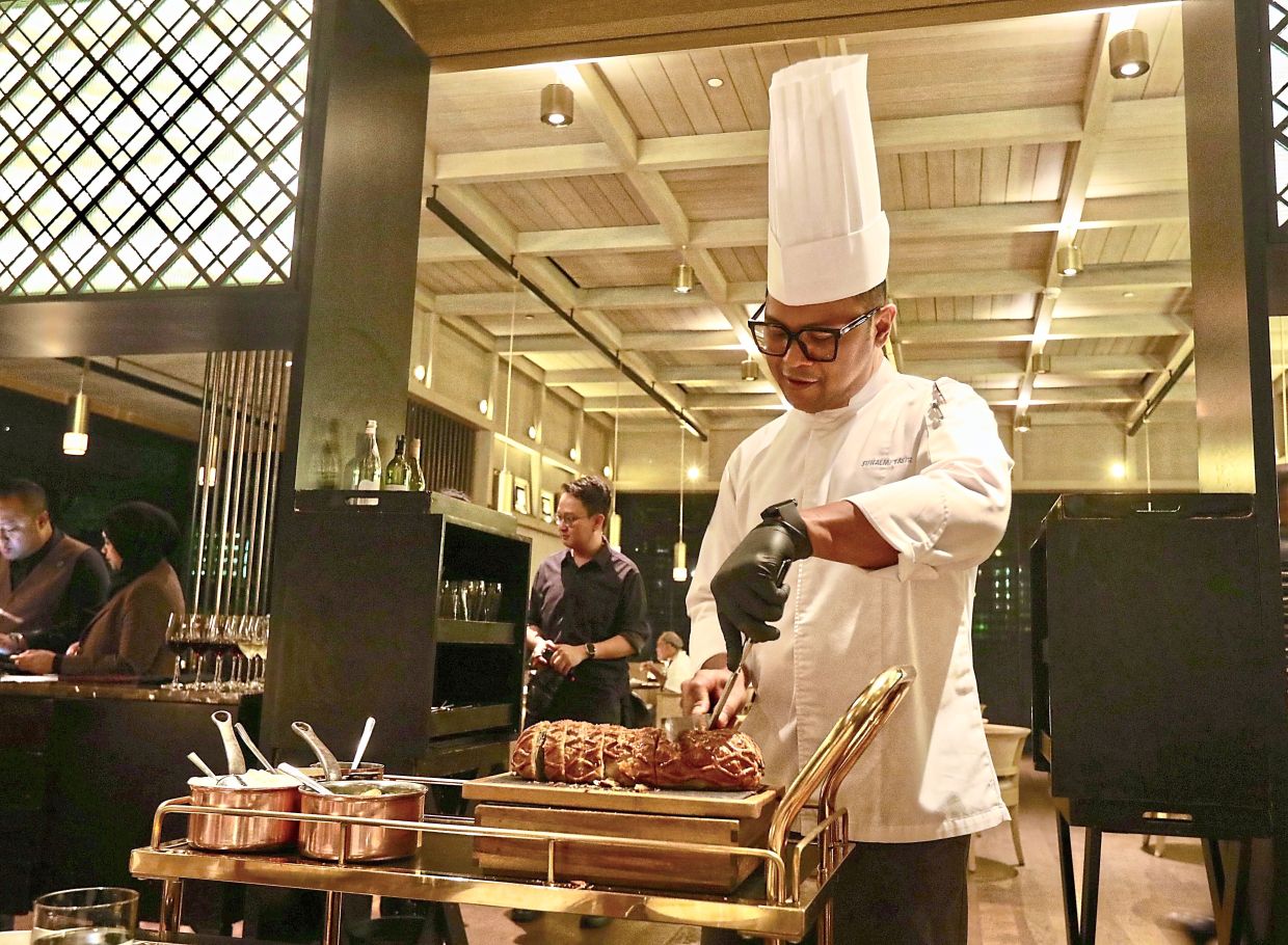 Buffet, live station right up the alley of seafood lovers