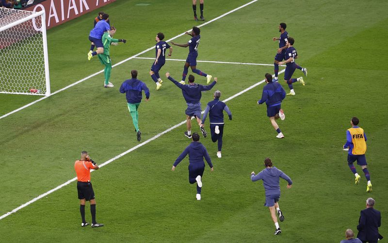 Soccer-Paris St Germain beat Flamengo on penalties to win Intercontinental Cup