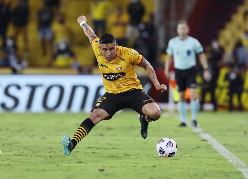 Soccer-Ecuador international Pineida dies in attack, says club