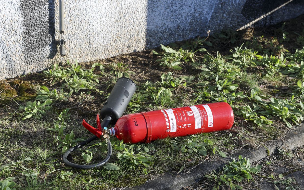 A fire extinguisher is a useful tool to have at home for emergencies. — Photo: Jan Woitas/dpa