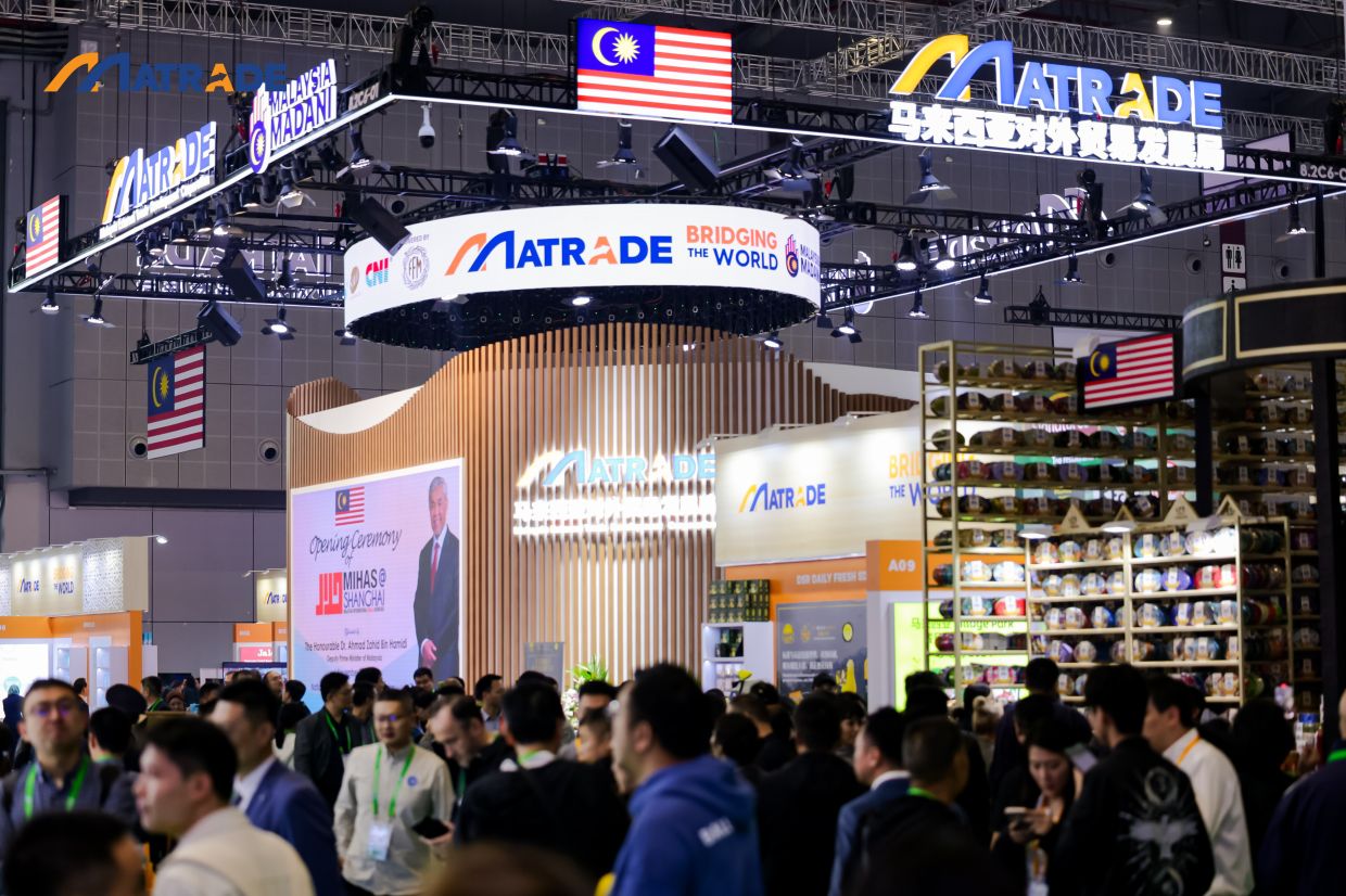 Large crowds flocked to the Malaysia Pavilion at Mihas@Shanghai, drawn by the innovative products and the buzz of business opportunities. Visitors eagerly explored the offerings, highlighting Malaysia’s strong presence in the global halal market.