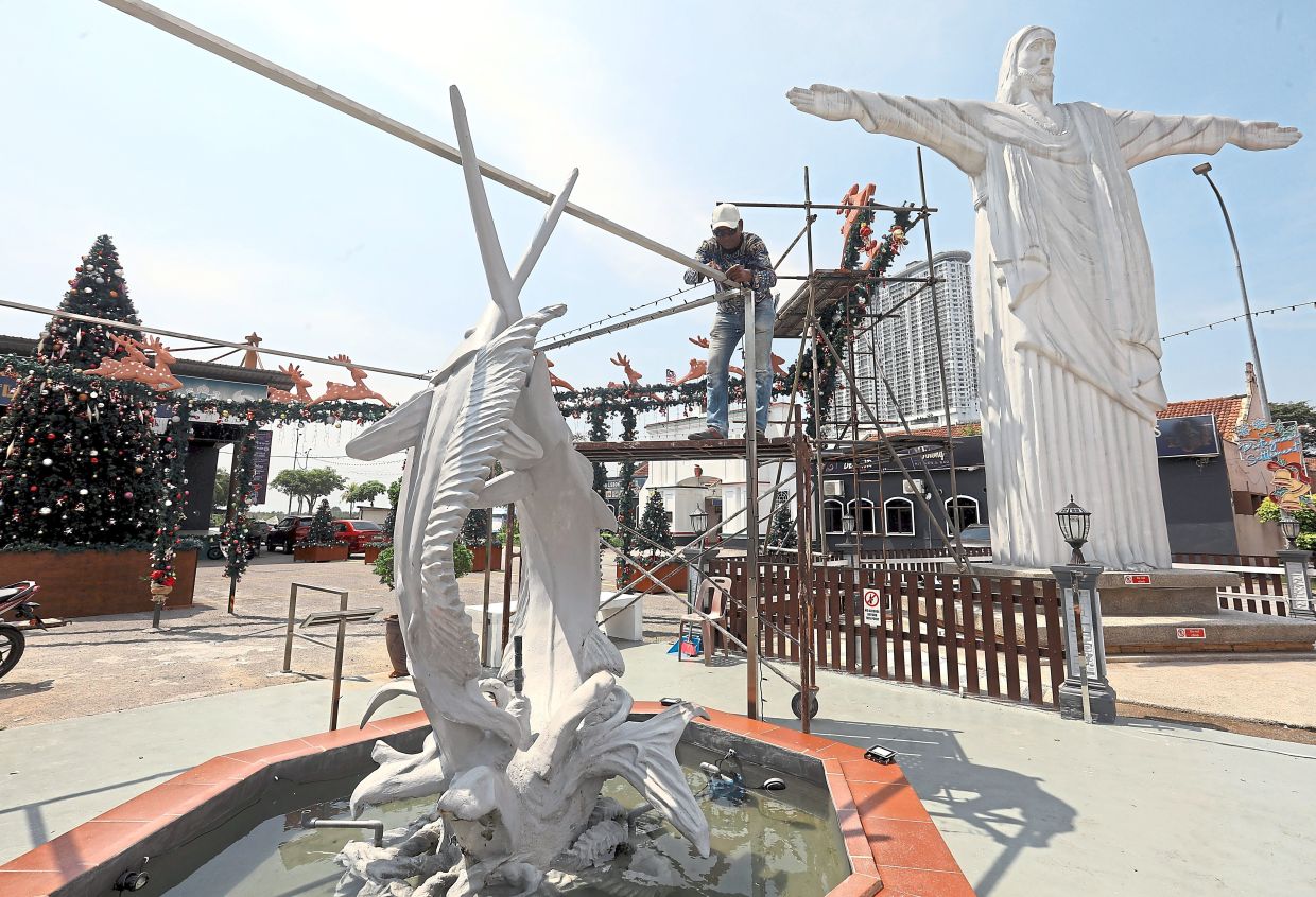 The Portuguese Settlement comes alive as volunteers turn the square into a sparkling Christmas wonderland.