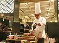 Buffet, live station right up the alley of seafood lovers