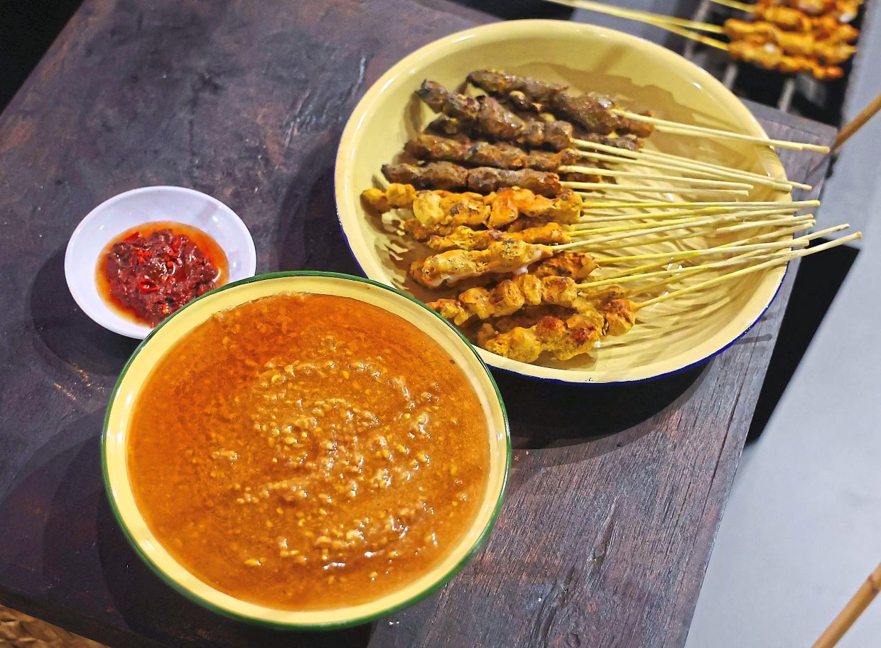 Although satay today comes in many varieties, it was originally served in three varieties, namely chicken, beef and beef stomach, with peanut sauce and sambal.