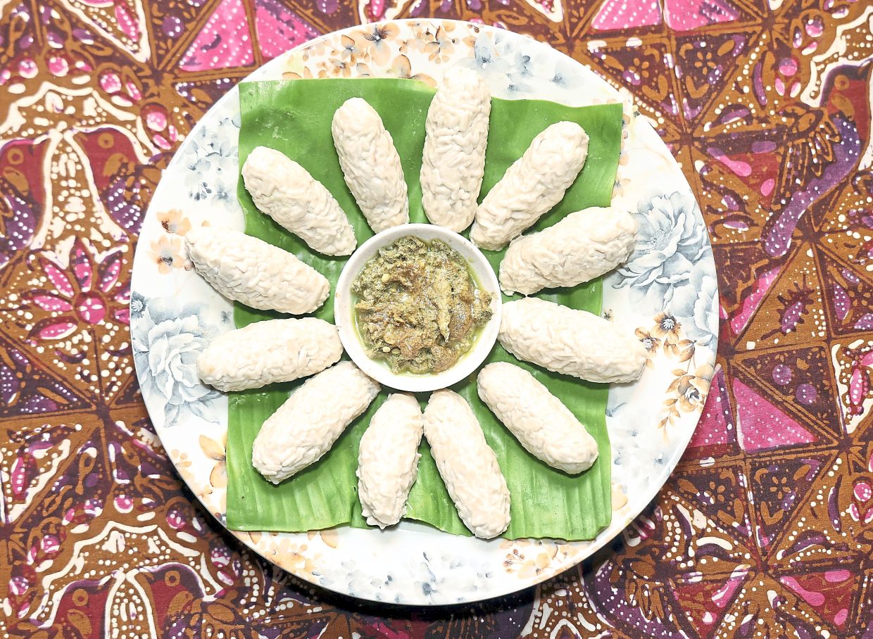 ‘Punten’, made with mashed rice served with spicy green chili sambal is another dish being reviewed as heritage food for Selangor.
