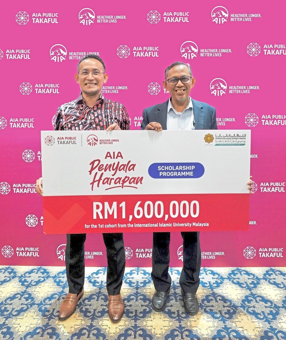 Mohd Asri (left) and Mohamad Fauzan during the launch of the AIA Penyala Harapan Scholarship Programme to empower purpose-driven youths.