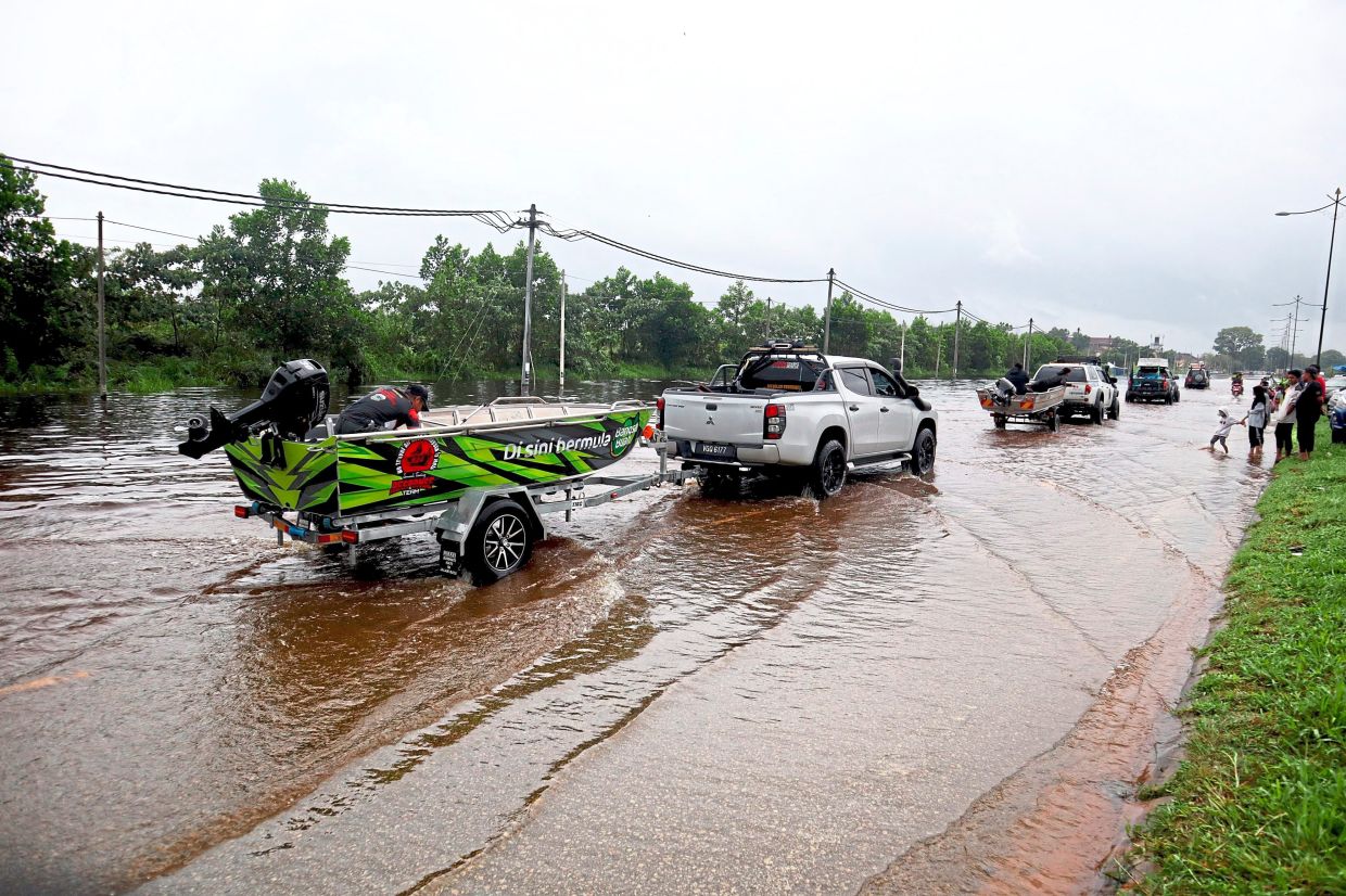 Keeping afloat: Volunteer teams deploying boats for search and rescue missions across the Kuantan district. — Bernama