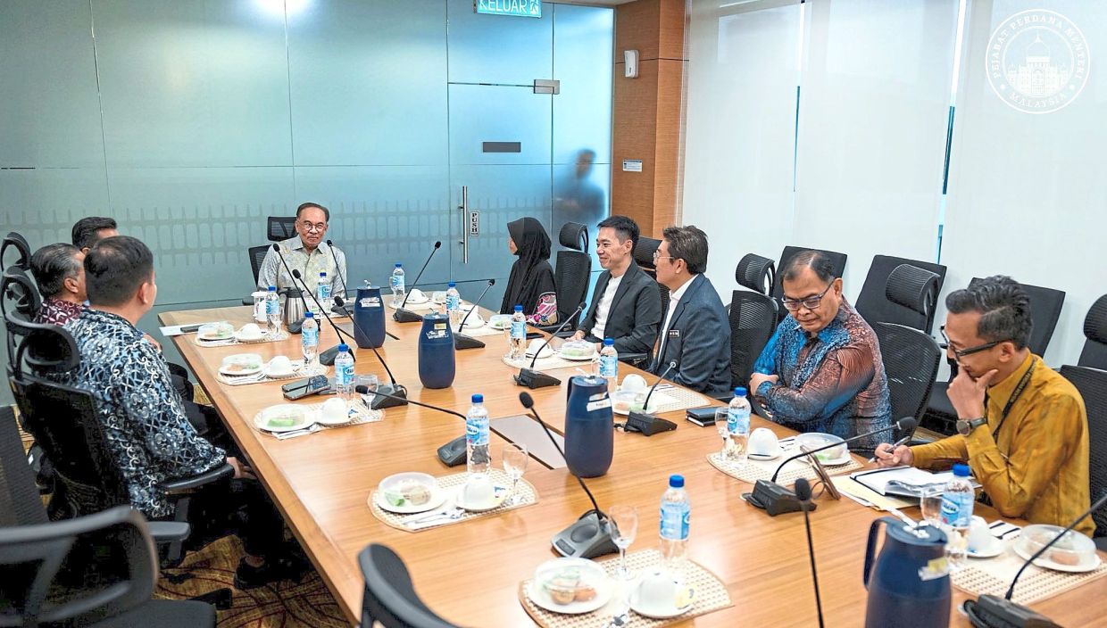 Anwar to new deputies: Work towards delivering benefits to rakyat