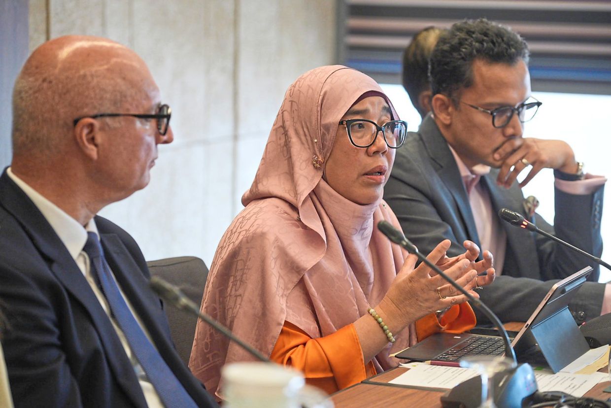 (From left) Castro, Dr Noraryana and consultant respiratory physician Dr Helmy Haja Mydin spoke to the press during a recent World COPD Day press conference in Kuala Lumpur in November (2025).