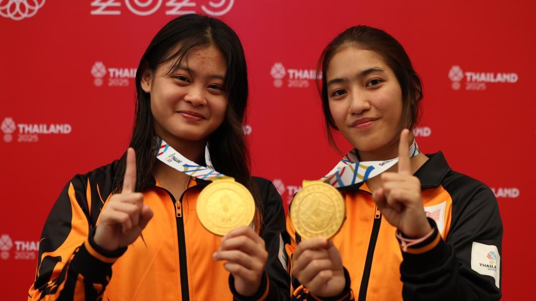 Sweet smiles: National women diver Nurul Farisya Alia Affendi and Nur Eilisha Rania won a gold at the SEA Games.— MUHAMAD SHAHRIL ROSLI/The Star