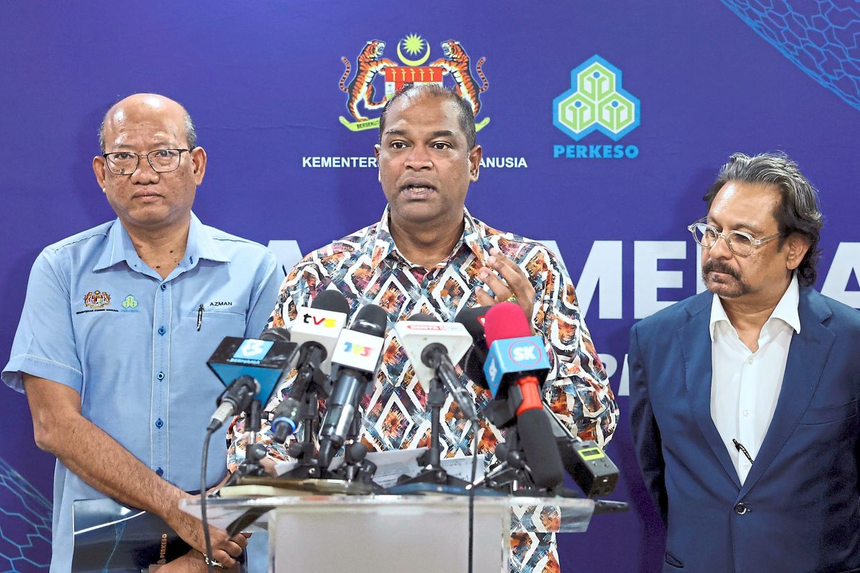 Down to business: Ramanan (centre) speaking at a press conference after officially beginning his duties as Human Resources Minister. With him are (left) Human Resources Ministry Secretary-General Datuk Azman Mohd Yusof and Subahan. — Bernama