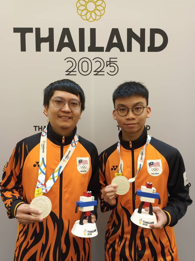 Silvery finish: Yeoh Li Tian (left) and Poh Yu Tian.