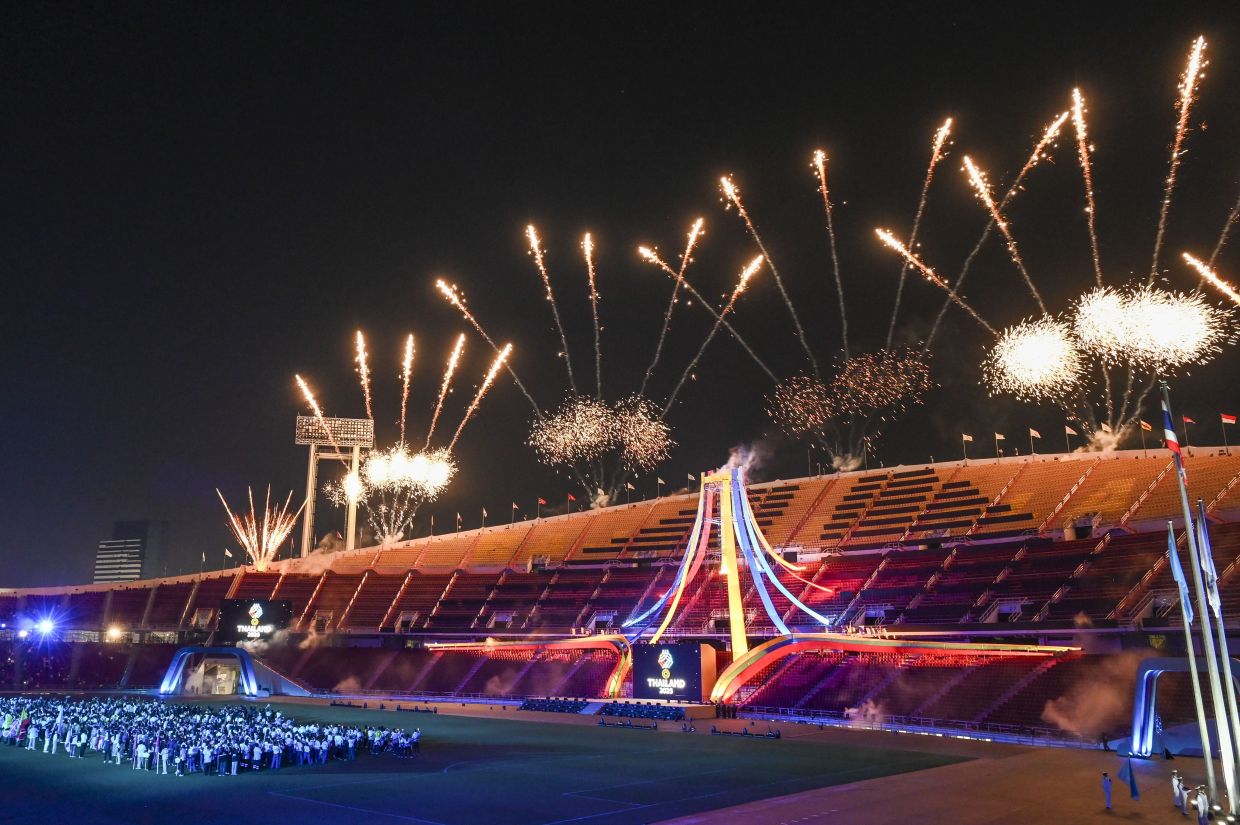 Fireworks performance during the closing ceremony of the Thailand SEA Games at Rajamangala National Stadium, Bangko. — IZZRAFIQ ALIAS/The Star