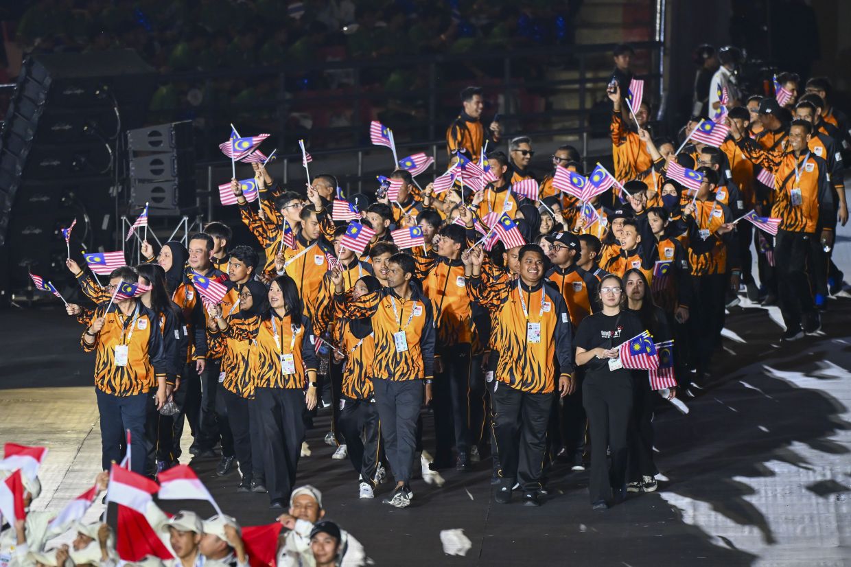 Malaysian contingent marching into the field during the closing ceremony of the Thailand SEA Games at Rajamangala National Stadium, Bangkok. — IZZRAFIQ ALIAS/The Star