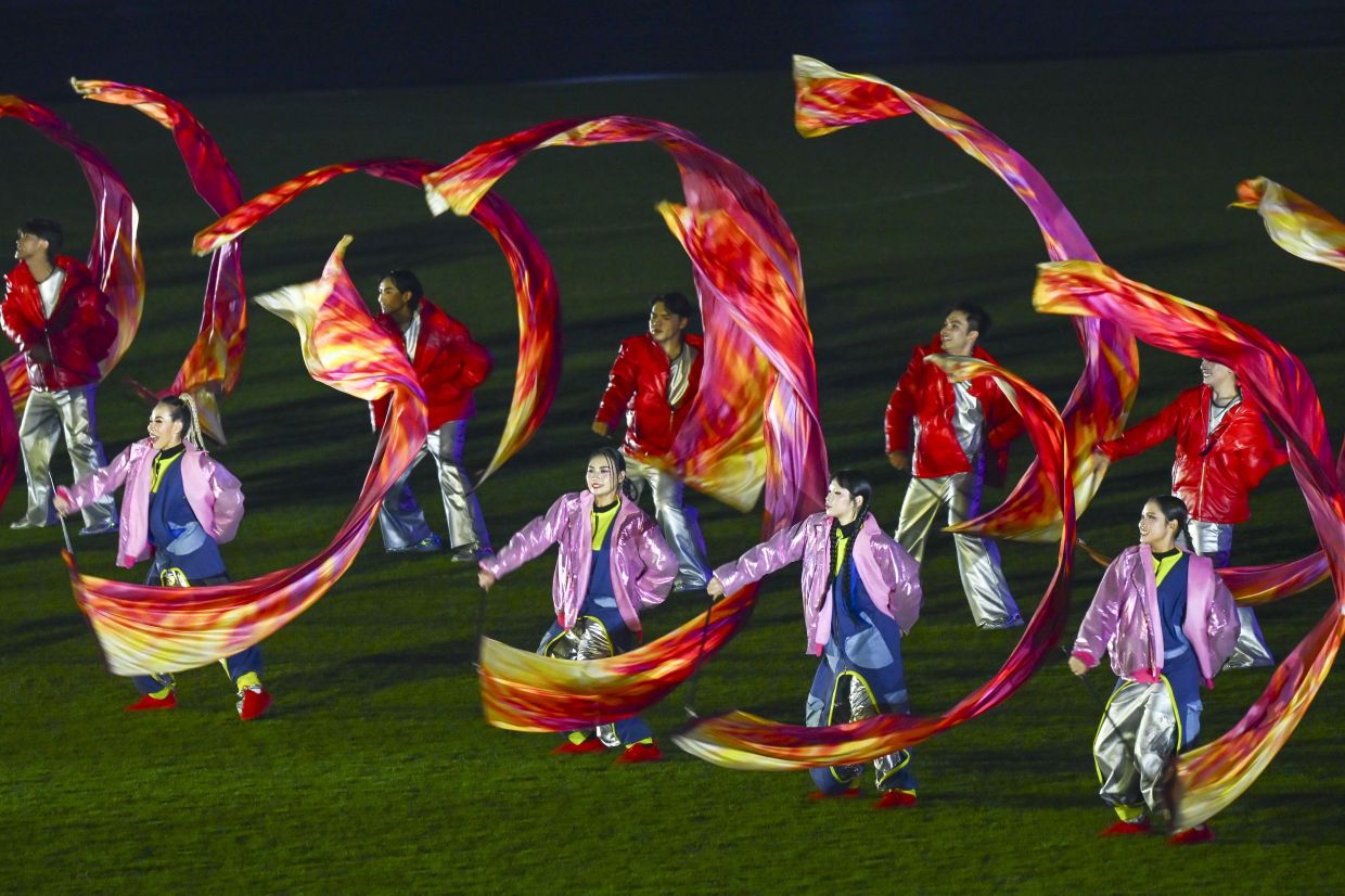 “The Sound of Whistle” performance during the closing ceremony of the Thailand SEA Games at Rajamangala National Stadium, Bangkok. — IZZRAFIQ ALIAS/The Star