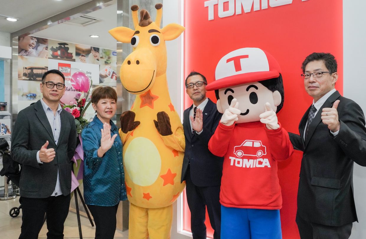 (From left:) Tan, Chua, Toys R Us mascot Geoffrey the Giraffe, Tomy Asia managing director Ochiai Kiyoshi, Tomica mascot T-Kun and Tomy Company head of Asia strategy division senior general manager Saitoh Katsunori during the launch.