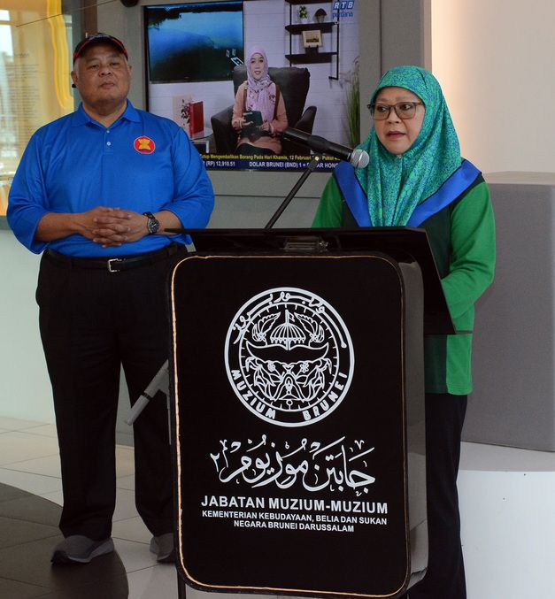 Dr Siti Norkhalbi delivering her speech. - BB