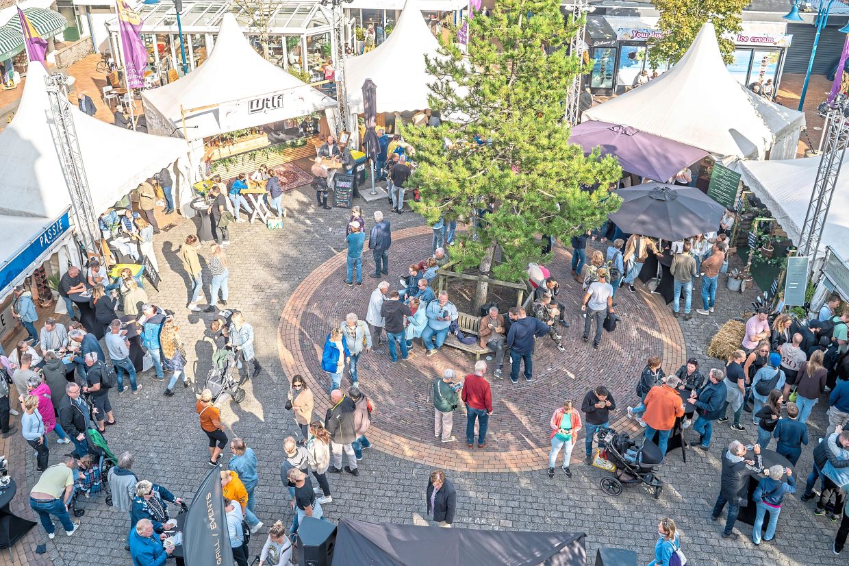 The Texel Culinaire culinary festival held in the centre of De Koog. — ROBIN WAERTS/Texel Culinair/dpa