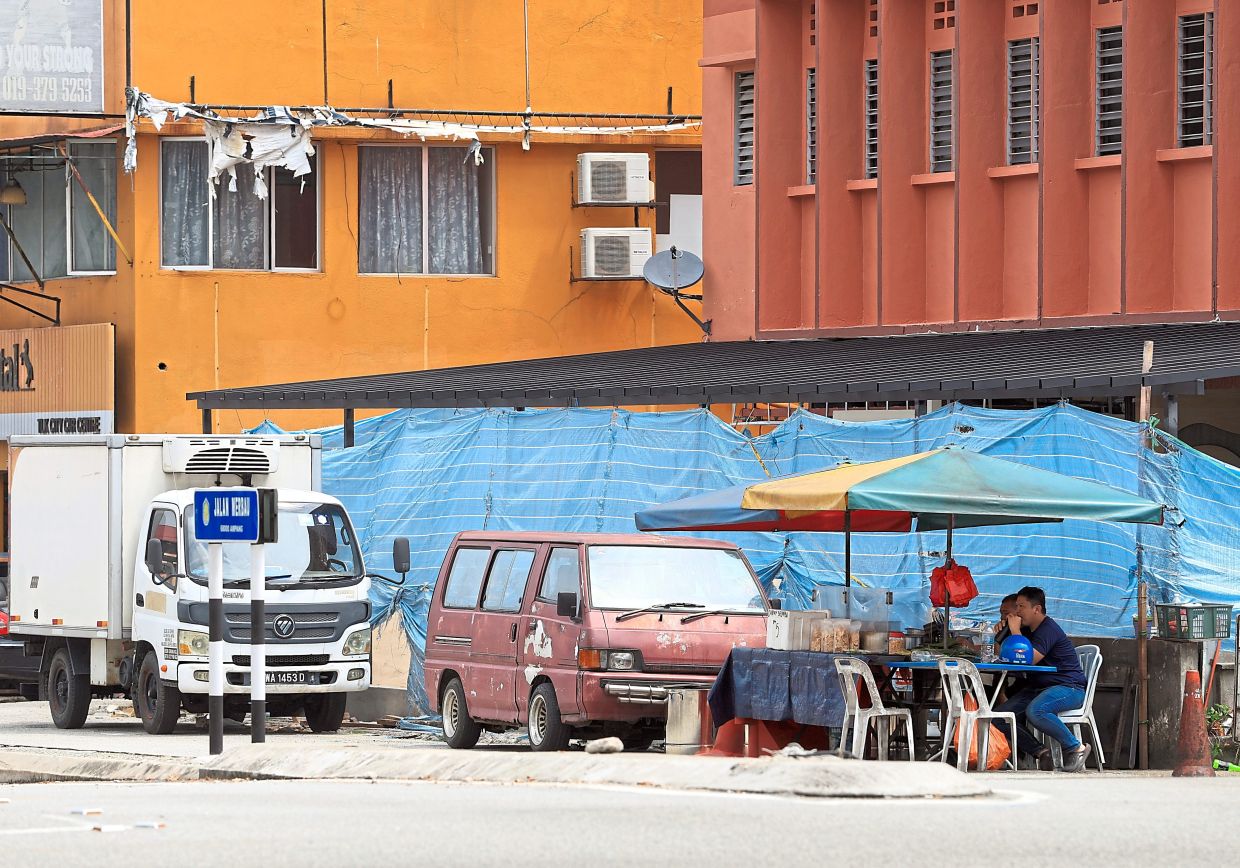 MPAJ carried out an audit of roadside traders in the Ampang Jaya municipality.