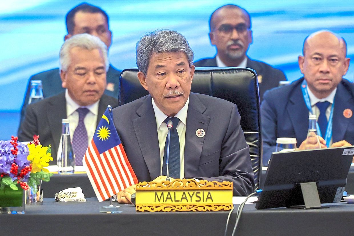 Urgent updates: Mohamad delivering the keynote address at the special AMM in Kuala Lumpur to discuss the current situation between Cambodia and Thailand. — Bernama