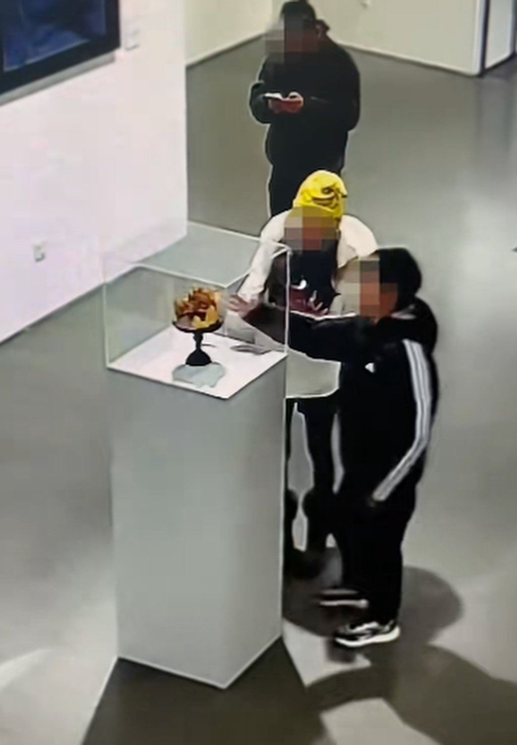 China boy accidentally breaks US$280,000 gold crown on display; owner will not pursue damages