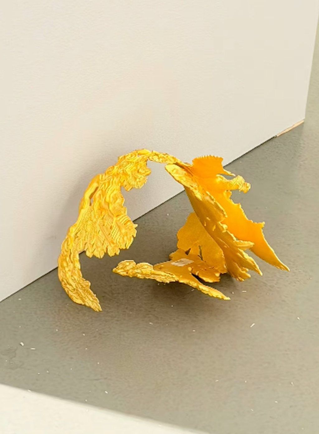 The broken crown and tiny shards of gold lie on the exhibition hall’s floor. - Photo: Douyin