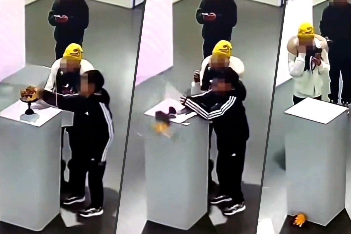 A influencer in China with 13 million followers has been left upset after a boy accidentally knocked over her US$280,000 golden crown which was on display at an exhibition in Beijing. - Photo: SCMP composite/Douyin