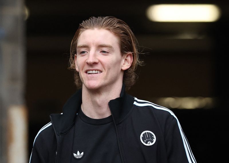 Soccer-Newcastle call for clarification on Gordon penalty denial in Chelsea draw