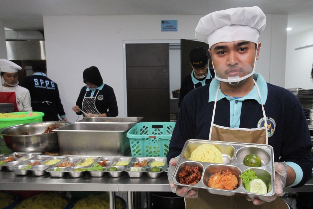 Indonesian agency faces criticism over free meal programme during school break