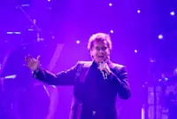 Barry Manilow shares cancer diagnosis as surgery prompts concert cancellations