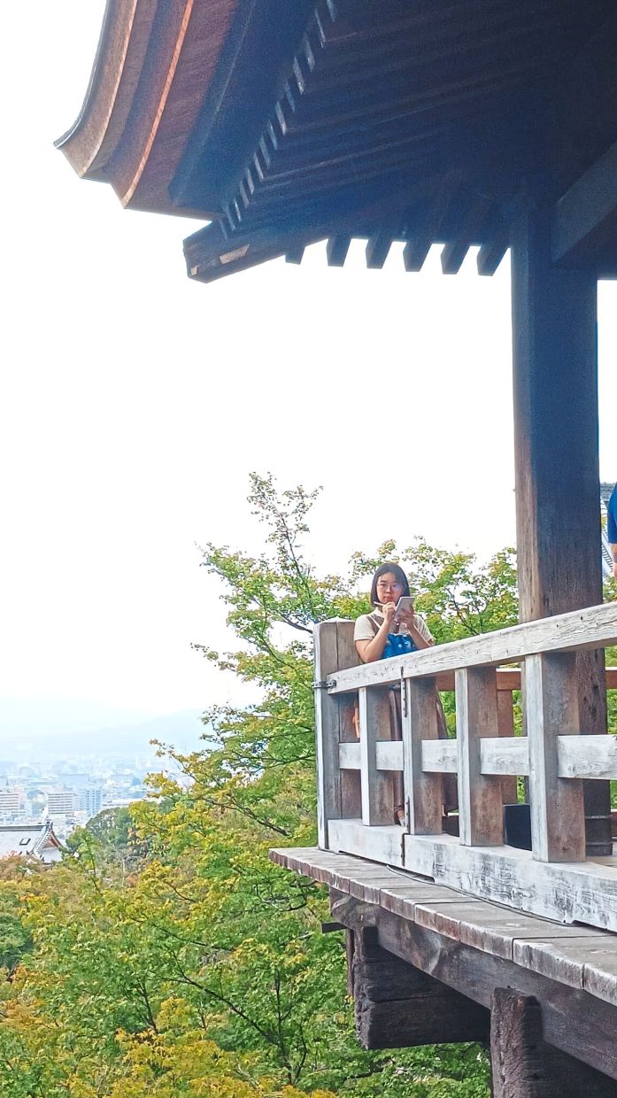 Lee sketches wherever inspiration strikes, such as at this temple in Kyoto.