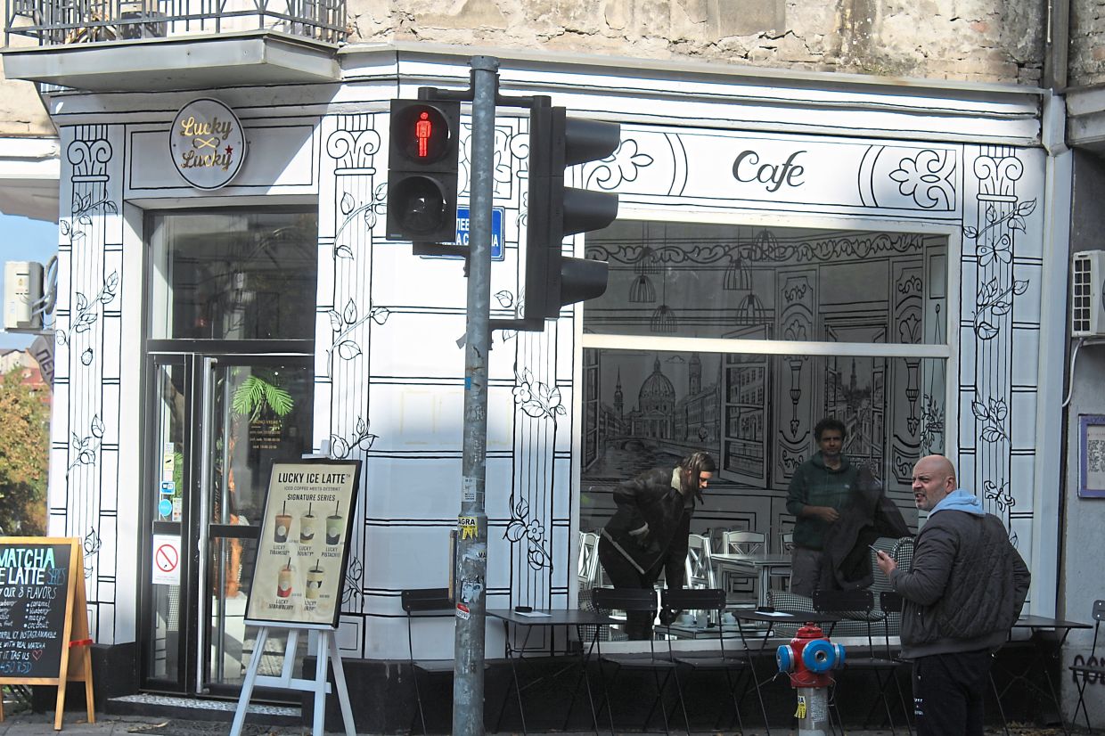 A cafe on the corner of Despota Stefana and Cetinjska in Belgrade.— GREGOR MAYER/dpa