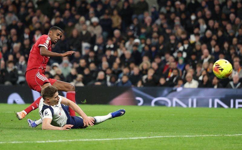 Soccer-Frank defends Tottenham's Van de Ven over tackle on Isak