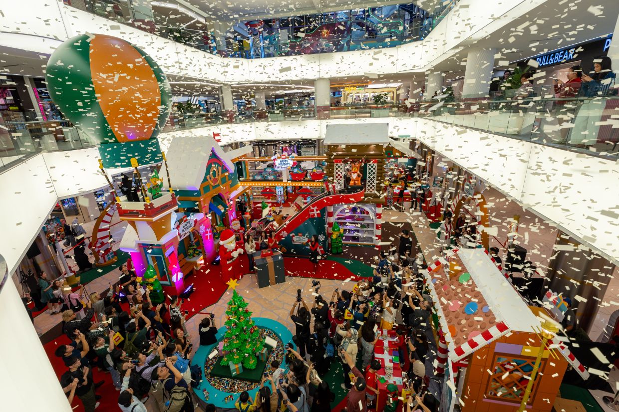 The Lego Twinkle Town: Home of Santa's Magic event is now happening at 1 Utama Shopping Centre until Dec 28.