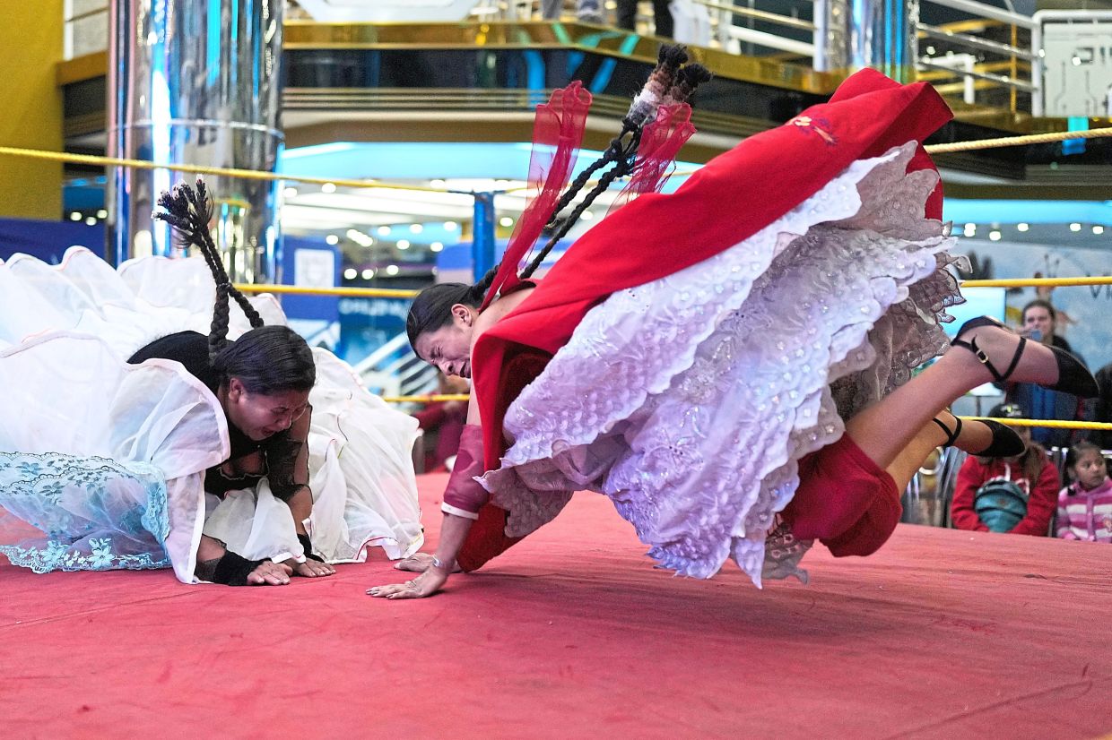 Wrestlers perform during a ticketed wrestling show in El Alto, Bolivia, Saturday, May 3, 2025. (AP Photo/Juan Karita)