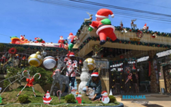 Couple’s Christmas open house draws thousands from around the world