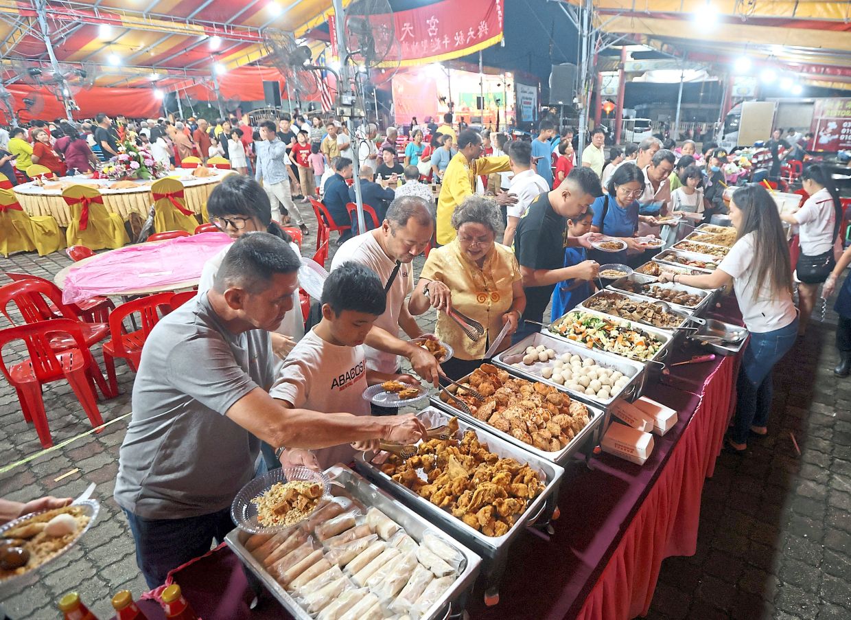 Food and good vibes during the dinner at the temple in Klang marking the birthday of Na Tuk Kong.
