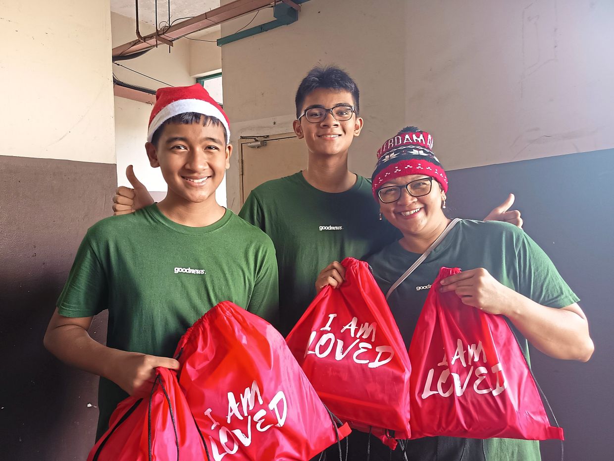 (From right) Daisy with her sons Gabriel and Luke have been involved in the ‘Sekilo Kasih’ project since it first started years ago.