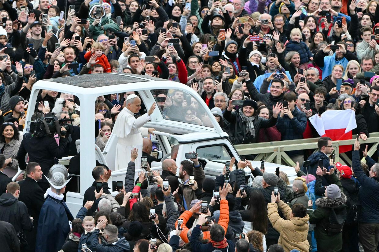 Pope Leo XIV urges the faithful on Christmas to shed indifference in the face of suffering