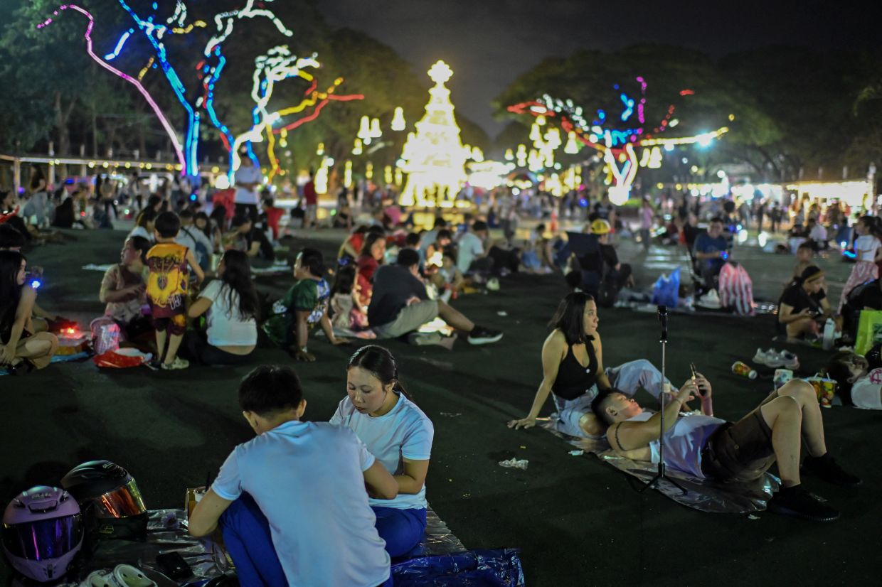 People gather to celebrate Christmas at the Quezon Memorial Circle in Quezon City, Metro Manila, Philippines. -- Photo: REUTERS/Noel Celis