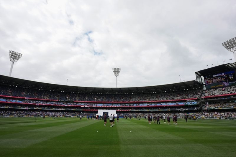 Cricket-England to field in fourth Ashes test, Australia pick Richardson