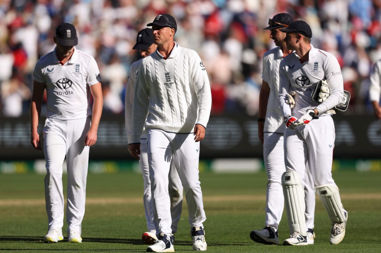 Cricket - Australia lead England by 46 after 20 wickets fall on crazy day at MCG