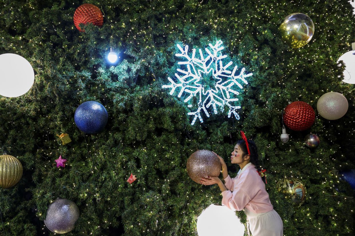 A woman visits illuminated decorations assembled for Christmas and New Year's celebrations, at a department store in Bangkok, Thailand, December 25, 2025. -- Photo: REUTERS/Chalinee Thirasupa