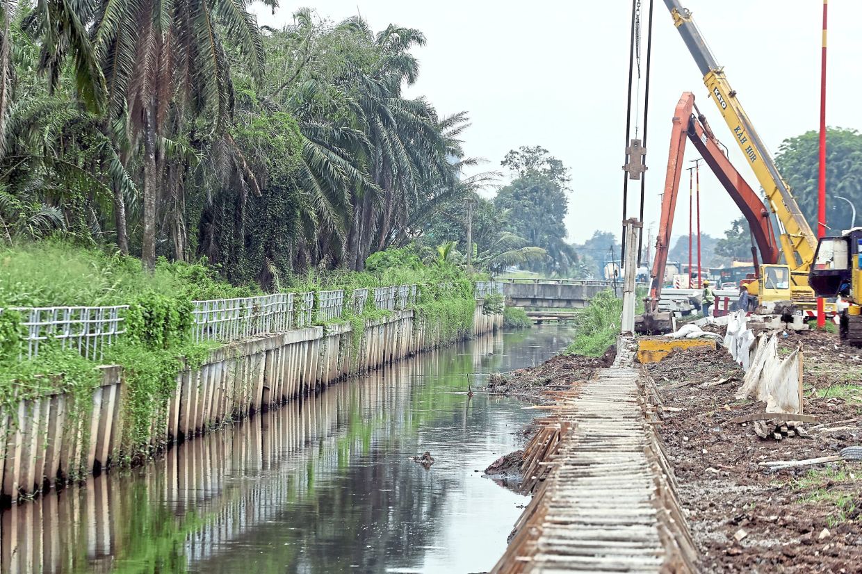 Flood mitigation projects are ongoing in Klang, including one along Sungai Kandis.