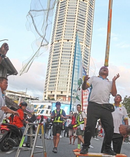 Chingay performers showing off their skills in front of Komtar landmark during the parade in George Town. — Photos: LIM BENG TATT/The Star( December 20, 2025 ) — LIM BENG TATT/The Star