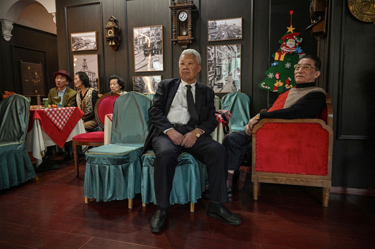 Elderly guests waiting to dance at the Hai Shang Jiu Meng Dance Hall in the Changning district of Shanghai. Photo: AFP 