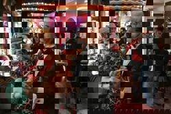 Shanghai's elderly waltz back to the past at lunchtime dance halls