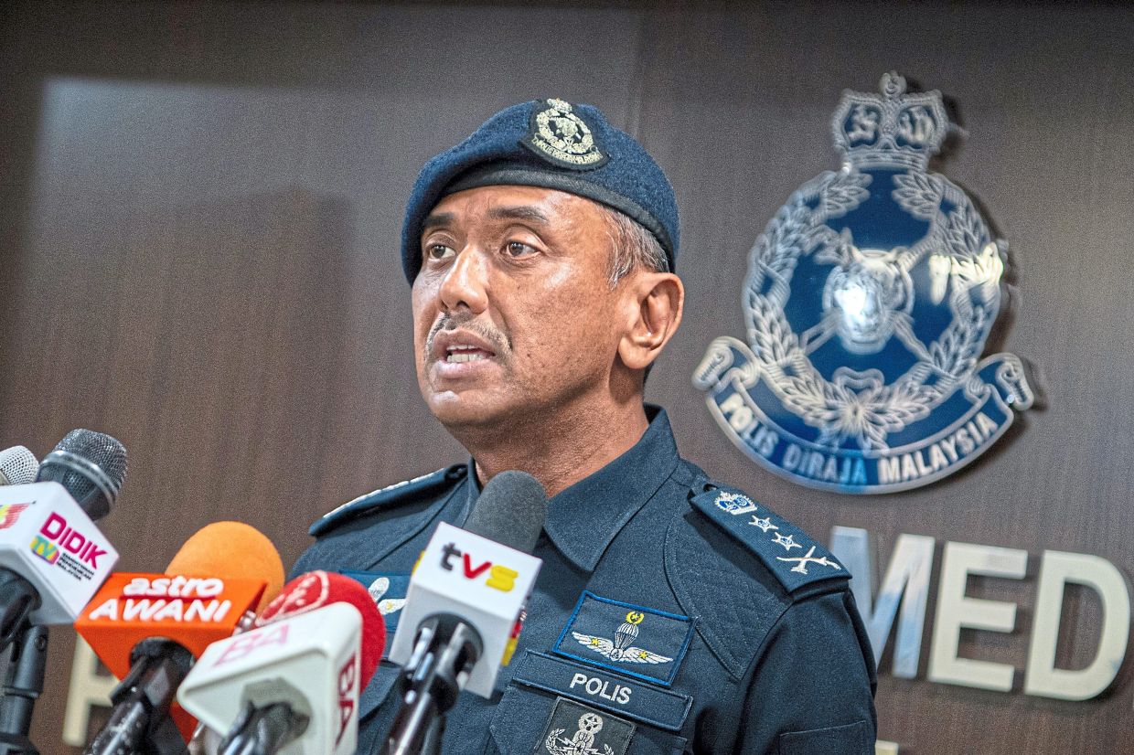 NILAI, 26 Dis -- Ketua Polis Negeri Sembilan, Datuk Alzafny Ahmad menjawab pertanyaan wartawan berhubung kes kejadian letupan di kawasan Desa Palma baru-baru ini, pada sidang media di Ibu Pejabat Polis Kontinjen (IPK) Negeri Sembilan, hari ini. --fotoBERNAMA (2025) HAK CIPTA TERPELIHARA