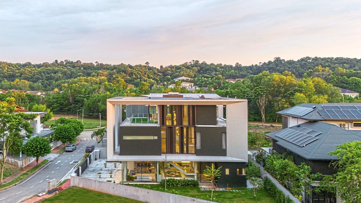Malaysian bungalow 'floats' by architectural design, wins Gold in PAM Awards 2025