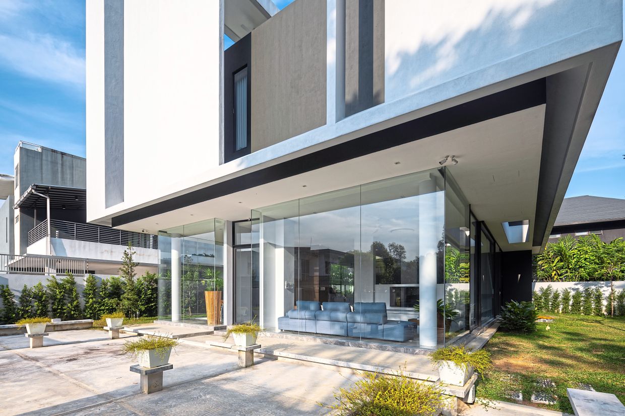 The living room on the ground floor has subtle hidden pillars, making the support seem ‘invisible’, creating the ‘floating’ illusion.